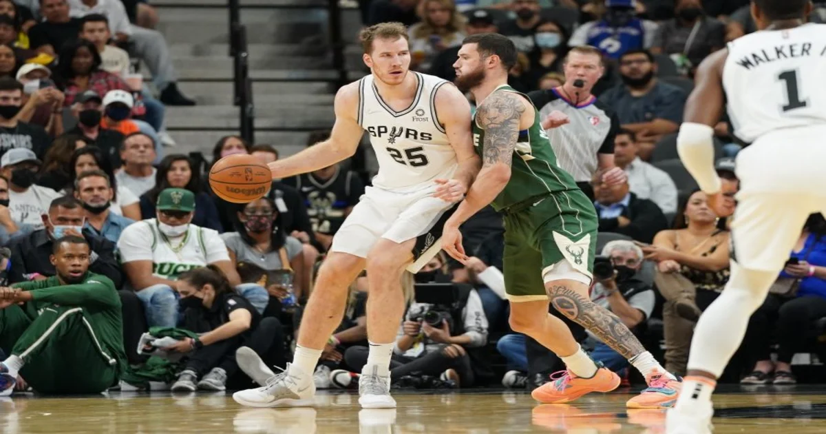 Spurs' Poeltl In Protocols Expected To Miss